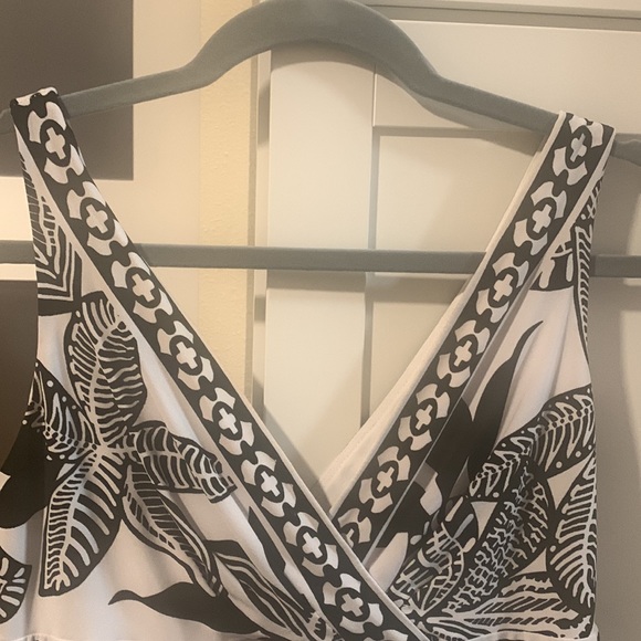 Beautiful, black & white classic Cache summer top size medium - Picture 3 of 3